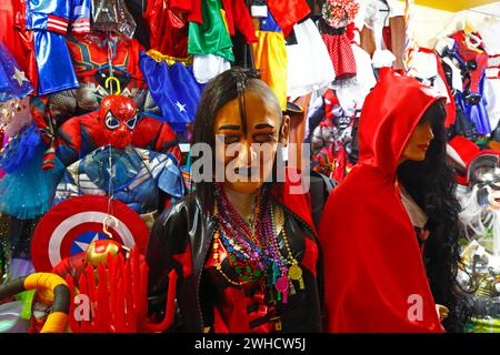 La Paz, BOLIVIE ; 9 février 2024 : un masque en caoutchouc montrant María Galindo Neder, leader du collectif féministe bolivien Mujeres Creando, en vente sur un stand vendant masques et costumes pour le Carnaval, qui a lieu ce week-end. María Galindo est une féministe radicale bien connue en Bolivie qui travaille également comme présentatrice de radio. Mujeres Creando est fortement impliqué dans les campagnes contre la violence à l'égard des femmes, la promotion des droits des femmes et d'autres questions sociales, la défense des femmes. Les stands vendant des costumes de carnaval vendent souvent des masques qui sont des caricatures de politiciens et de personnalités publiques ainsi que plus typ Banque D'Images