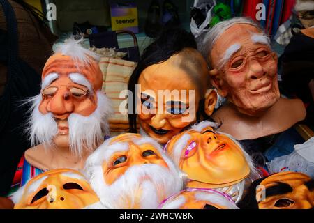 La Paz, BOLIVIE ; 9 février 2024 : un masque facial en caoutchouc de María Galindo Neder en vente sur un stand vendant masques et costumes pour le Carnaval, qui a lieu ce week-end. María Galindo est une féministe bien connue en Bolivie et leader du collectif féministe bolivien Mujeres Creando ; elle travaille également comme présentatrice de télévision et de radio. Mujeres Creando est fortement impliqué dans les campagnes contre la violence à l'égard des femmes, la promotion des droits des femmes et d'autres questions sociales. Les stands vendant des costumes de carnaval vendent souvent des masques qui sont des caricatures de politiciens et de personnalités publiques ainsi que des costumes plus typiques. Banque D'Images