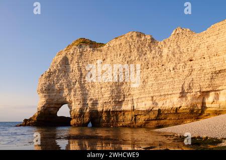 Côte escarpée avec la porte díAmont rocheuse à la lumière du soir, Etretat, Côte d'Albâtre, Seine-maritime, Normandie, France Banque D'Images