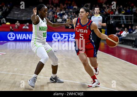 Anvers, Belgique. 09th Feb, 2024. La promesse nigériane Amukamara et les américaines Kelsey Plum photographiées en action lors d'un match de basket-ball entre le Nigeria et les États-Unis, vendredi 09 février 2024 à Anvers, lors du tournoi de qualification de basket-ball féminin FIBA pour les Jeux olympiques d'été de 2024 à Paris, France. PHOTO DIRK WAEM crédit : Belga News Agency/Alamy Live News Banque D'Images