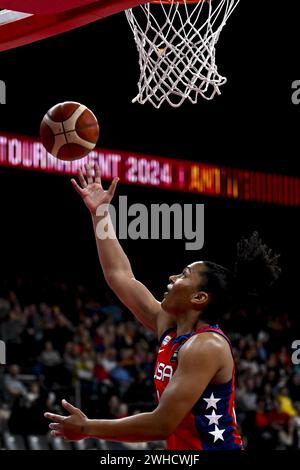 Anvers, Belgique. 09th Feb, 2024. L'américaine Alyssa Thomas photographiée en action lors d'un match de basket-ball entre le Nigeria et les États-Unis, vendredi 09 février 2024 à Anvers, lors du tournoi de qualification de basket-ball féminin FIBA pour les Jeux olympiques d'été de 2024 à Paris, France. PHOTO DIRK WAEM crédit : Belga News Agency/Alamy Live News Banque D'Images