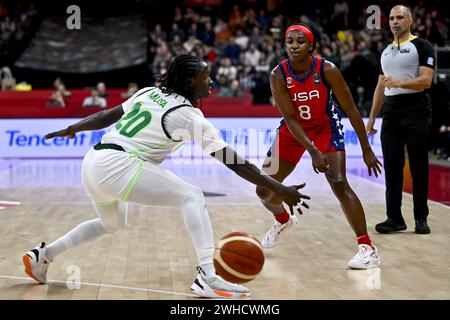 Anvers, Belgique. 09th Feb, 2024. Le nigérian Murjanatu Musa et l'américaine Jackie Young photographiés en action lors d'un match de basket-ball entre le Nigeria et les États-Unis, vendredi 09 février 2024 à Anvers, lors du tournoi de qualification de basket-ball féminin FIBA pour les Jeux olympiques d'été de 2024 à Paris, France. PHOTO DIRK WAEM crédit : Belga News Agency/Alamy Live News Banque D'Images