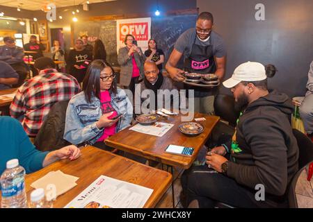 Detroit, Michigan, États-Unis. 8 février 2024. Le gouverneur Garlin Gilchrist, du Michigan, a passé une heure en tant que serveur au restaurant Yum Village pour promouvoir la campagne pour un juste salaire. One Fair Wage fonctionne pour un salaire minimum vital pour tous et l'élimination du salaire inférieur au salaire minimum pour les travailleurs pourvus de pourboires. Crédit : Jim West/Alamy Live News Banque D'Images