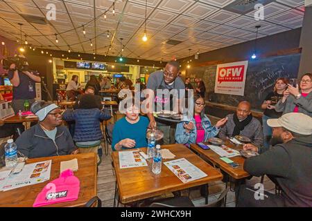 Detroit, Michigan, États-Unis. 8 février 2024. Le gouverneur Garlin Gilchrist, du Michigan, a passé une heure en tant que serveur au restaurant Yum Village pour promouvoir la campagne pour un juste salaire. One Fair Wage fonctionne pour un salaire minimum vital pour tous et l'élimination du salaire inférieur au salaire minimum pour les travailleurs pourvus de pourboires. Crédit : Jim West/Alamy Live News Banque D'Images