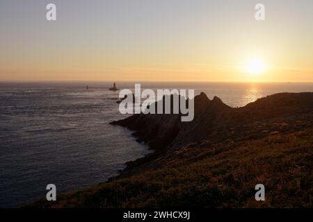 Pointe du Raz et Phare de la vieille phare au coucher du soleil, Cap Sizun, Finistère, Bretagne, France Banque D'Images