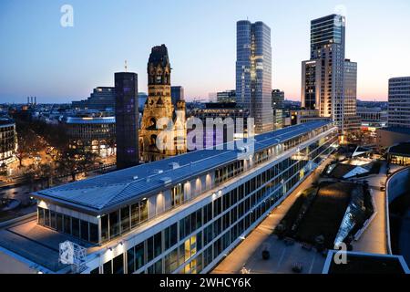 Vue sur Breitscheidplatz dans la soirée avec le bâtiment Bikini, l'église commémorative Kaiser Wilhelm, l'hôtel Walldorf Astoria et l'Upper West Banque D'Images