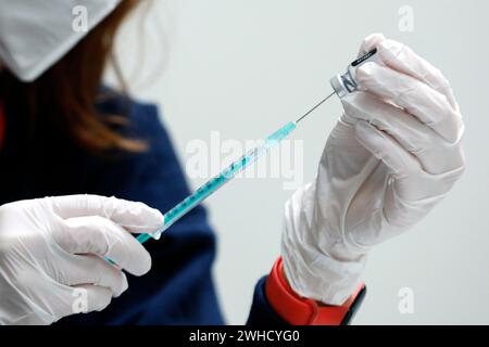 Préparation d'une seringue avec l'ingrédient actif BioNTech Pfizer Comirnaty contre Covid19 dans un centre de vaccination, Rathenow, 14.04.2021 Banque D'Images