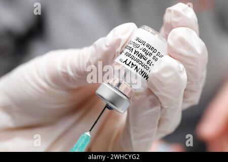 Préparation d'une seringue avec l'ingrédient actif BioNTech Pfizer Comirnaty contre Covid19 dans un centre de vaccination, Rathenow, 14.04.2021 Banque D'Images