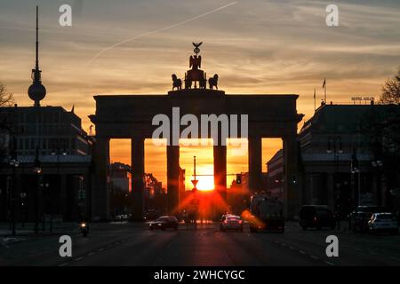 Lever du soleil à la porte de Brandebourg, Berlin, 30/03/2021 Banque D'Images