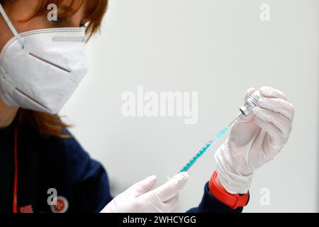 Préparation d'une seringue avec l'ingrédient actif BioNTech Pfizer Comirnaty contre Covid19 dans un centre de vaccination, Rathenow, 14.04.2021 Banque D'Images