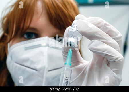 Préparation d'une seringue avec l'ingrédient actif BioNTech Pfizer Comirnaty contre Covid19 dans un centre de vaccination, Rathenow, 14.04.2021 Banque D'Images