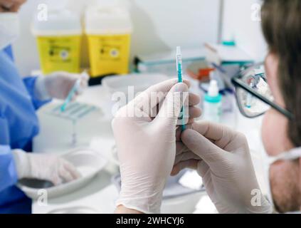 Les seringues sont remplies du vaccin Covid19 BioNTech Pfizer Comirnaty dans un centre de vaccination par des soldats des forces armées allemandes, Schoenefeld Banque D'Images