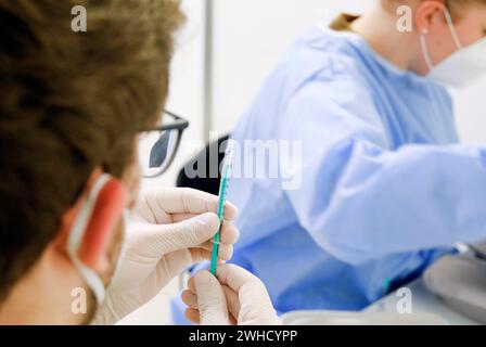 Les seringues sont remplies du vaccin Covid19 BioNTech Pfizer Comirnaty dans un centre de vaccination par des soldats des forces armées allemandes, Schönefeld, 26. Banque D'Images