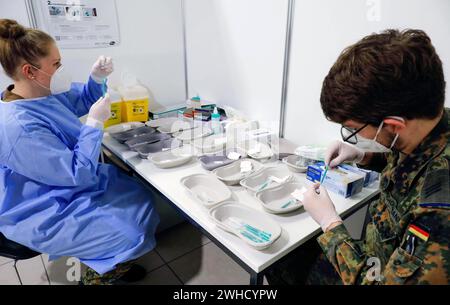 Les seringues sont remplies du vaccin Covid19 BioNTech Pfizer Comirnaty dans un centre de vaccination par des soldats des forces armées allemandes, Schoenefeld Banque D'Images