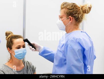 Mesure de la température avant vaccination dans un centre de vaccination, Schoenefeld, 26.02.2021 Banque D'Images