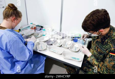 Les seringues sont remplies du vaccin Covid19 BioNTech Pfizer Comirnaty dans un centre de vaccination par des soldats des forces armées allemandes, Schoenefeld Banque D'Images