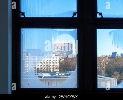 Condensation sur les fenêtres du Martin Gropius Bau, vue sur Wilhelmstrasse et Berlin-Kreuzberg, Berlin, Allemagne Banque D'Images