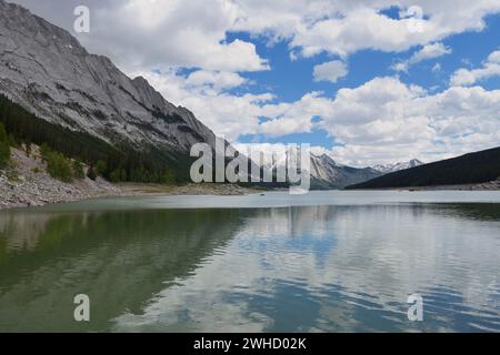 Lac Medicine Lake, parc national Jasper, Alberta, Canada Banque D'Images