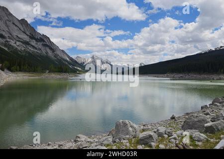 Lac Medicine Lake, parc national Jasper, Alberta, Canada Banque D'Images
