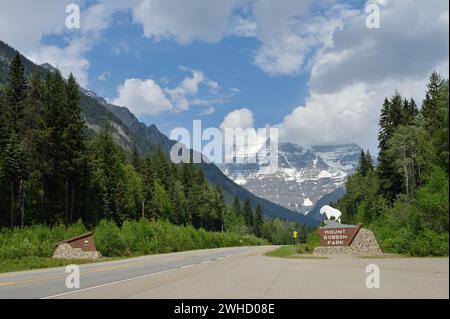 Panneau avec sculpture de chèvre des neiges à l'entrée du parc en face du mont Robson, parc provincial du mont Robson, Colombie-Britannique, Canada Banque D'Images