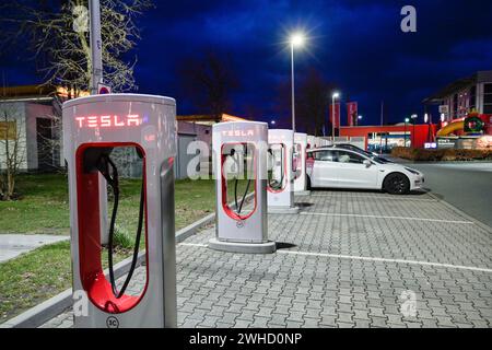Station de recharge Tesla Supercharger, parking, centre commercial Werre-Park, Bad Oeynhausen, Rhénanie du Nord-Westphalie, Allemagne Banque D'Images