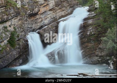 Cascade Cameron Falls, parc national des Lacs-Waterton, Alberta, Canada Banque D'Images