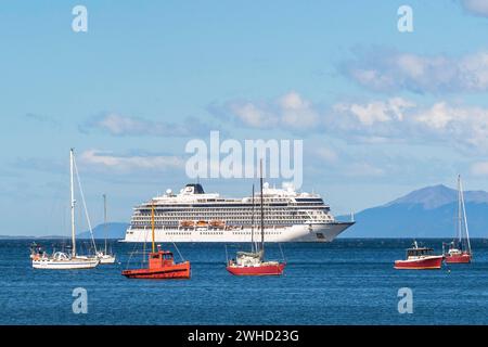 Yachts et bateaux de pêche ancrés devant un bateau de croisière dans le port sur le canal Beagle, Ushuaia, île de Terre de feu, Patagonie Banque D'Images