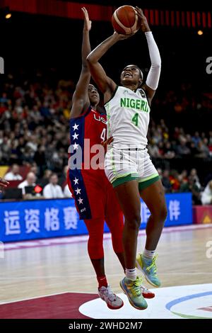 Anvers, Belgique. 09th Feb, 2024. Jewell Loyd et la nigériane Elizabeth Balogun photographiés en action lors d'un match de basket-ball entre le Nigeria et les États-Unis, vendredi 09 février 2024 à Anvers, lors du tournoi de qualification de basket-ball féminin FIBA pour les Jeux olympiques d'été de 2024 à Paris, France. PHOTO DIRK WAEM crédit : Belga News Agency/Alamy Live News Banque D'Images