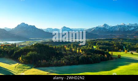 Journée d'automne ensoleillée dans les contreforts des Alpes près de Füssen. Montagnes enneigées avec Säuling, Thaneller et Tannheimer Gruppe en arrière-plan. Bavière, Allemagne Banque D'Images