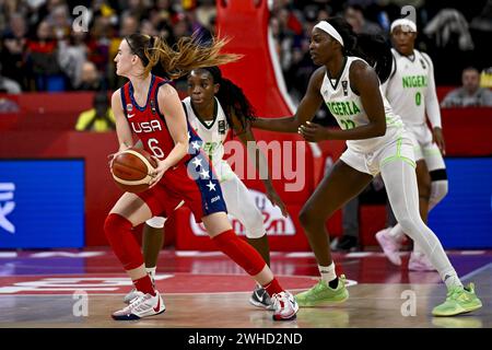 Anvers, Belgique. 09th Feb, 2024. La américaine Sabrina Ionescu et la nigériane Blessing Ejiofor photographiées en action lors d'un match de basket-ball entre le Nigeria et les États-Unis, vendredi 09 février 2024 à Anvers, lors du tournoi de qualification de basket-ball féminin FIBA pour les Jeux olympiques d'été de 2024 à Paris, France. PHOTO DIRK WAEM crédit : Belga News Agency/Alamy Live News Banque D'Images