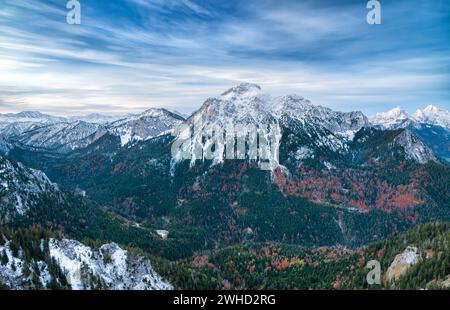 Automne dans les montagnes. Sommets enneigés au-dessus de forêts denses. Vue sur le Säuling près de Füssen. Alpes d'Ammergau, Bavière, Allemagne, Europe Banque D'Images