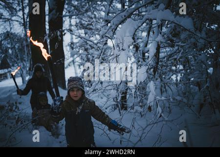 Randonnée familiale aux flambeaux en hiver Banque D'Images