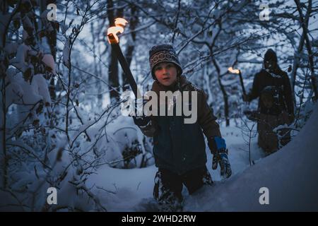 Randonnée familiale aux flambeaux en hiver Banque D'Images