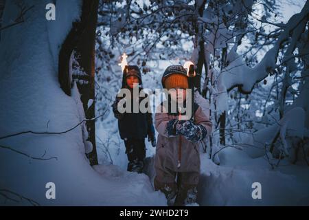 Randonnée familiale aux flambeaux en hiver Banque D'Images