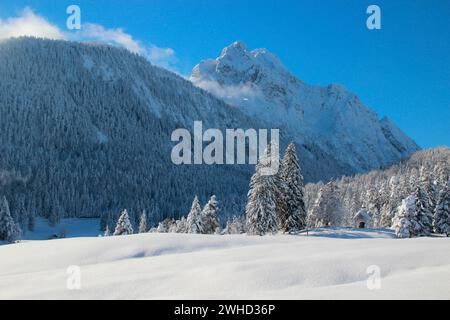 Paysage hivernal à Lautersse avec la chapelle Maria Königin, Wetterstein, Mittenwald, Werdenfelser Land, haute-Bavière, Bavière, Allemagne du Sud, Allemagne Banque D'Images