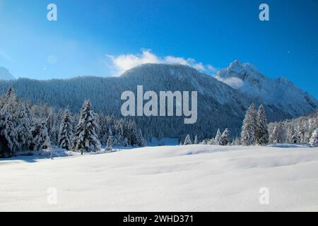 Paysage hivernal à Lautersse avec la chapelle Maria Königin, Wetterstein, Mittenwald, Werdenfelser Land, haute-Bavière, Bavière, Allemagne du Sud, Allemagne Banque D'Images