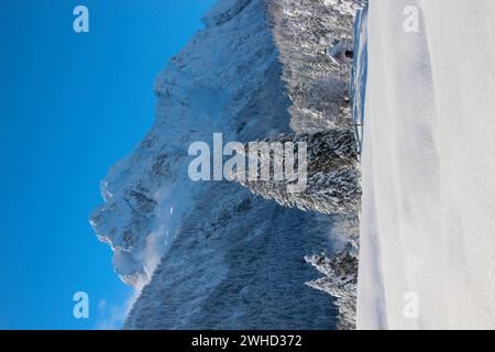 Paysage hivernal à Lautersse avec la chapelle Maria Königin, Wetterstein, Mittenwald, Werdenfelser Land, haute-Bavière, Bavière, Allemagne du Sud, Allemagne Banque D'Images