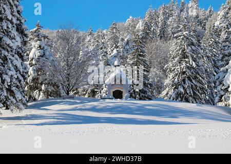 Paysage hivernal à Lautersse avec la chapelle Maria Königin, Wetterstein, Mittenwald, Werdenfelser Land, haute-Bavière, Bavière, Allemagne du Sud, Allemagne Banque D'Images