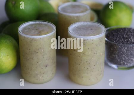 Citron vert doux rafraîchissant avec des graines de chia nutritives, parfait pour un mode de vie sain. Délice des agrumes avec un coup de fouet d'oméga 3. Dynamisez votre journée naturellement Banque D'Images