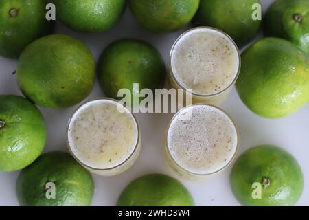 Citron vert doux rafraîchissant avec des graines de chia nutritives, parfait pour un mode de vie sain. Délice des agrumes avec un coup de fouet d'oméga 3. Dynamisez votre journée naturellement Banque D'Images