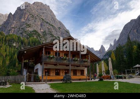 Vue de la vallée de Fischlein en automne à la Talschlusshütte (1518m), Dolomites de Sesto, Sesto, Alta Pusteria, Province de Bolzano, haut-Adige, Tyrol du Sud, Alpes, Dolomites, Trentin-Tyrol du Sud, Italie, Italie Banque D'Images