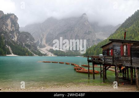 Hangar à bateaux sur le lac de Braies avec Seekofel (2810m) dans le Parc naturel de Fanes sennes Braies, Dolomites, Alpes, Province de Bolzano, Trentino-Tyrol du Sud, Tyrol du Sud, Haut-Adige, Italie, Italie Banque D'Images