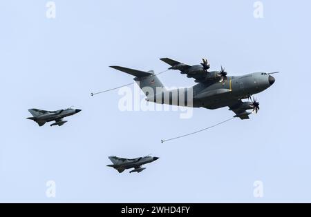 Avion de transport Airbus A400M de l'armée de l'air allemande ravitaillant deux chasseurs-bombardiers Panavia Tornado IDS. Berlin, Allemagne - 27 avril 2018 Banque D'Images