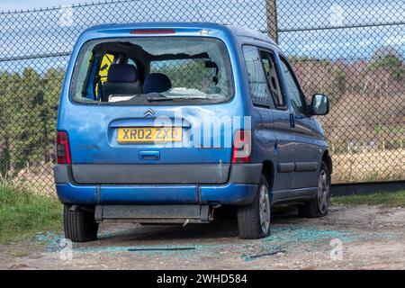 Concept de crime de voiture : une voiture avec un pare-brise arrière brisé Banque D'Images