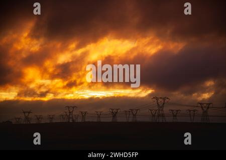 Afrique, nuages, aube, jour, Eskom, province de Gauteng, paysage, nature, ciel d'humeur changeante, nature, pas d'animaux, pas de gens, fond orange, à l'extérieur, puissance dans la nature, lignes électriques, rayons de soleil, réserve naturelle de Rietvlei, silhouette, ciel, Afrique du Sud, lumière du soleil, électricité, pylônes électriques, ligne électrique Banque D'Images