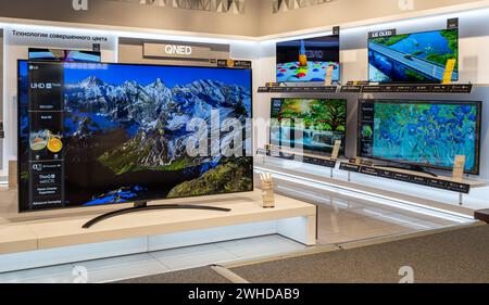 Grand choix de téléviseurs LG dans un magasin d'électronique. Minsk, Biélorussie - 9 février 2024 Banque D'Images