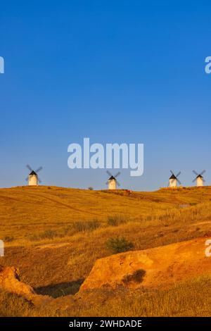 Moulins à vent près d'Alcazar de San Juan, Tolède, Castilla la Mancha, Espagne Banque D'Images