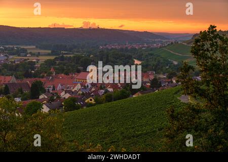 Ambiance nocturne sur Sommerhausen am main et ses vignobles, district de Würzburg, Franconie, basse-Franconie, Bavière, Allemagne Banque D'Images