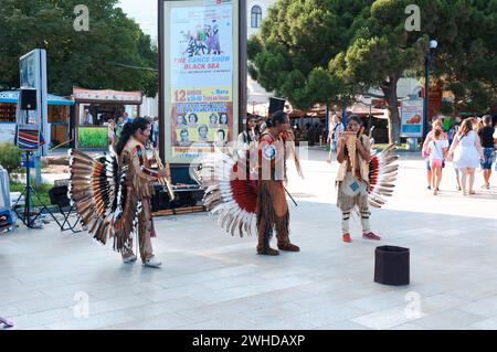 Les Indiens jouent de la musique sur le remblai de Yalta. Crimée juillet 2015. Banque D'Images