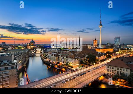 Berlin skyline panorama pendant le coucher du soleil, Allemagne Banque D'Images